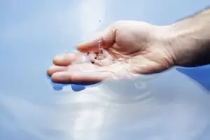 Wasser wird zunehmend zu einem kostbaren Gut. Landwirtschaftsminister Norbert Totschnig vertritt Österreich bei der UN-Wasserkonferenz in New York. Foto: istock/temmuzcan