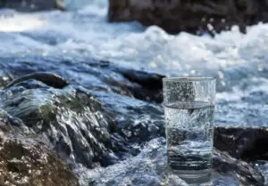 Wasser wird immer mehr zu einem kostbaren Gut. Landwirtschaftsminister Norbert Totschnig möchte rechtzeitig Vorsorge treffen. Foto: istock/ArtTim