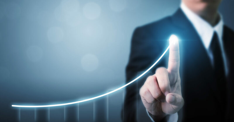 Business development to success and growing growth concept, Businessman pointing arrow graph corporate future growth plan Laut einer Prognose des WIFO wird die Wirtschaft heuer um 0,3 % wachsen. Foto: iStock / marchmeena29