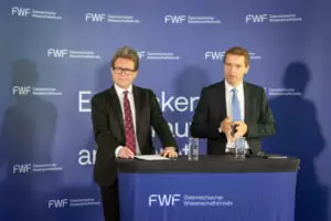 Grundlagenforschung: Bundesminister Martin Polaschek (li.) und FWF-Präsident Christof Gattringer (re.) präsentierten den Jahresbericht des Fonds zur Förderung wissenschaftlicher Forschung. Dessen Leitlinie (im Hintergrund): Entdecken, worauf es ankommt. Foto: FWF/Luiza Puiu