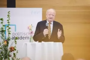 Eine Bilanz über das Krisenjahr 2022 zieht das Österreichische Jahrbuch für Politik. Co-Herausgeber Andras Khol: Wenn Russlands Präsident Putin siegen sollte, würde das Europas Rechtsordnung aus den Angeln heben. Foto: Sabine Klimpt