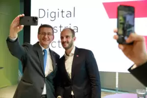 Die österreichweite "Digitale Kompetenzoffensive" findet auch in Oberösterreich Anklang. Wirtschaftslandesrat Markus Achleitner und Digitalisierungsstaatssekretär Florian Tursky gaben bei einer Pressekonferenz die Details bekannt. Foto: OÖ / Margot Haag
