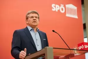 SPÖ-Bundesgeschäftsführer Christian Deutsch konnte am Donnerstag lediglich den Ort für den Sonderparteitag bekanntgeben. Dieser findet in Linz statt. Ansonsten besteht weiter Uneinigkeit in der SPÖ. Foto: SPÖ / Kurt Prinz