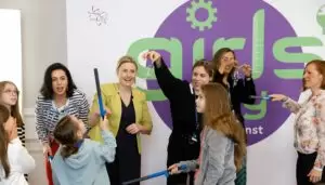 Am 27. April 2023 fand der Girls' Day im Bundeskanzleramt statt. Im Bild Bundesministerin Susanne Raab. Der Girls‘ Day wird in Österreich in einigen Bundesländern bereits seit 2001 veranstaltet, zugleich halten einige Städte und Wirtschaftskammern einen Töchtertag ab. Diese Initiativen sollen Mädchen und junge Frauen bei der späteren Berufswahl dahingehend unterstützen, dass ihnen die Breite an Ausbildungen und Berufstätigkeiten bekannt wird. Foto: Regina Aigner