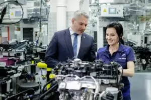 Die Zukunft der Auto-Mobilität möchte Bundeskanzler Karl Nehammer auf breiter Technologie gesichert sehen. Im BMW-Motorenwerk in Steyr macht sich Nehammer am Dienstag ein Bild über die aktuelle Forschung und neue Antriebstechnologien. Foto: BKA/Andy Wenzel