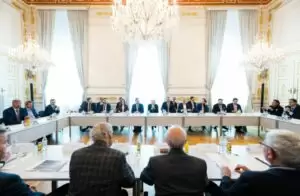 Expertinnen und Experten kamen zum Automobilgipfel in das Bundeskanzleramt. Foto: Christopher Dunker