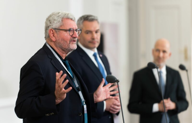 Für Dr. Robert Schlögel, Präsident der deutschen Alexander von Humboldt-Stiftung ist das Vorurteil falsch, dass E-Fuels ineffizient wären. Foto: BKA/Christopher Dunker