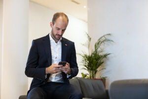 Der neue Urkundenservice ermöglicht Bürgern verlorene Dokumente ganz einfach per Mausklick von daheim aus anzufordern. Staatssekretär Florian Tursy möchte so Digitalisierung noch erlebbarer machen. Foto: BKA/Christopher Dunker
