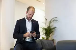 Der neue Urkundenservice ermöglicht Bürgern verlorene Dokumente ganz einfach per Mausklick von daheim aus anzufordern. Staatssekretär Florian Tursy möchte so Digitalisierung noch erlebbarer machen. Foto: BKA/Christopher Dunker
