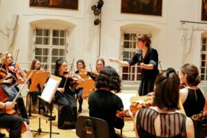 Das Frauen Symphonie Orchester probt unter Chefdirigentin Silvia Spinnato; Foto: FSOA, Constanze Trzebin