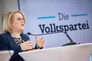 Antworten auf Zukunftsthemen aus der bürgerlichen Mitte heraus, mit Augenmaß und Vernunft: Bettina Rausch, Präsidentin der Politischen Akademie. Foto: Jakob Glaser