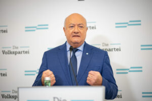 Es muss bei allen Parteien mit dem selben Maß gemessen werden, findet der ÖVP-Generalsekretär Christian Stocker. Er vermutet Unstimmigkeiten bei den Wahlkampfkosten der SPÖ und FPÖ aus 2019. Foto: ÖVP
