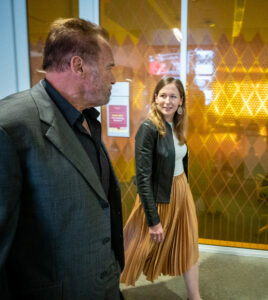 Staatssekretärin Claudia Plakolm trifft Arnold Schwarzenegger. Foto: BKA