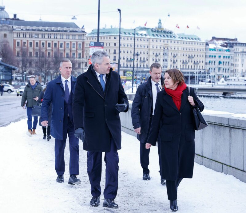 Am 30. März 2023 reiste Bundeskanzler Karl Nehammer (l.) zu einem Arbeitsbesuch nach Schweden. Im Bild in Stockholm im Gespräch mit der österreichischen Botschafterin Doris Danler (r.). Foto: Bka/Dragan Tatic
