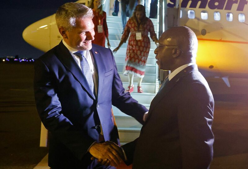 Bundeskanzler Karl Nehammer wurde zum Auftakt seiner Afrika-Reise von Angolas Außenminister Téte António empfangen. Foto: BKA/Dragan Tatic