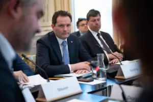 Landwirtschaftsminister Norbert Totschnig will in Sachen Trinkwasserversorgung für den Notfall vorbereitet sein. Am Donnerstag lud er zum Trinkwassergipfel. Foto: BML/Hemerka