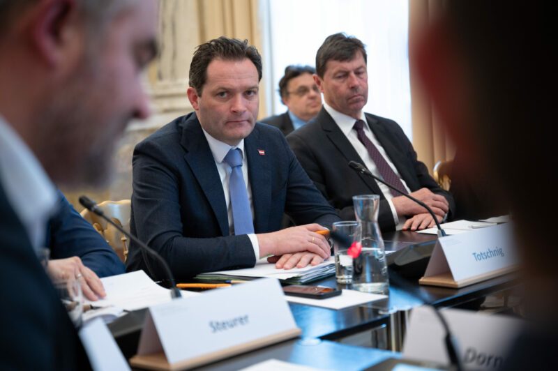 Landwirtschaftsminister Norbert Totschnig will in Sachen Trinkwasserversorgung für den Notfall vorbereitet sein. Am Donnerstag lud er zum Trinkwassergipfel. Foto: BML/Hemerka Landwirtschaftsminister Norbert Totschnig will in Sachen Trinkwasserversorgung für den Notfall vorbereitet sein. Am Donnerstag lud er zum Trinkwassergipfel. Foto: BML/Hemerka