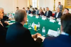 Bundeskanzler Karl Nehammer lud mit Klimaschutzministerin Eleonore Gewessler eine Reihe Expertinnen und Experten zu einem Gipfel in Bundeskanzleramt ein. Thema: Grüner Wasserstoff als weitere Energie-Alternative. Foto: Florian Schrötter