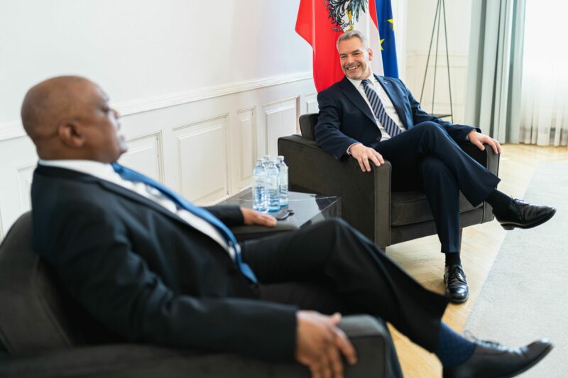 Für Kanzler Karl Nehammer ist es nicht die erste Reise nach Afrika. Seit Amtsantritt ist er um gute Beziehungen zu den afrikanischen Staaten bemüht. Im Vorjahr empfing er unter anderem den Präsident von Botsuana in Wien. Foto: BKA/Florian Schröter Für Kanzler Karl Nehammer ist es nicht die erste Reise nach Afrika. Seit Amtsantritt ist er um gute Beziehungen zu den afrikanischen Staaten bemüht. Im Vorjahr empfing er unter anderem den Präsident von Botsuana in Wien. Foto: BKA/Florian Schröter