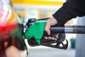 Was sind eFuels und wie werden sie hergestellt? Und sind sie im Alltag brauchbar? Wir haben uns für euch schlau gemacht. Foto: iStock / toncd32