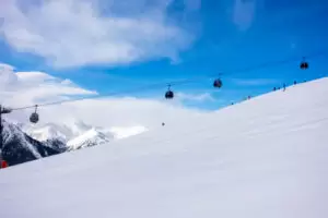 Nach den Pandemiejahren ging es für den Wintertourismus wieder bergauf. Allerdings bleibt auch nach Ende der Saison der Mitarbeiterbedarf im Wintertourismus extrem hoch. Foto: istock/no_limit_pictures