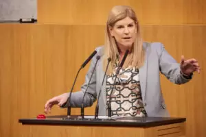 Weitere hundert Millionen Euro an Entlastungen im Kampf gegen die Inflation werden beschlossen. Kein Verständnis zeigt ÖVP-Energiesprecherin Tanja Graf für die Haltung der SPÖ, die ihre Zustimmung für mehr Förderungen im Bereich von Energieeffizienzmaßnahmen verweigert. Foto: Parlamentsdirektion/Thomas Topf