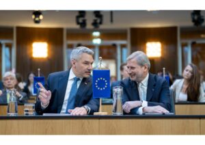 Bundeskanzler Karl Nehammer und Kommissar Johannes Hahn beim Europa-Festakt im Parlament. Foto: Andy Wenzel