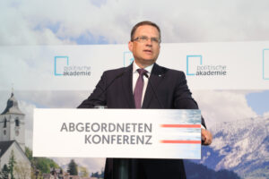 Klubobmann August Wöginger, mit PolAk-Präsidentin Bettina Rausch Gastgeber der ÖVP-Abgeordneten-Konferenz in St. Wolfgang: "Es ist wichtig, dass die Abgeordneten in der Programm-Arbeit gehört werden." Foto: Kathrin Schiffl
