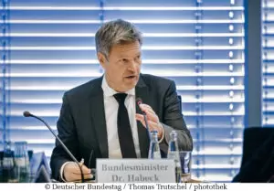 Vetternwirtschaft brachte Deutschlands Bundesminister für Wirtschaft und Klimaschutz, Dr. Robert Habeck (Die Grünen) in äußerste politische Bedrängnis: Habecks engster Mitarbeiter, Staatsekretär Graichen, räumte seinen Posten. In Umfragen und Wahlgängen verlieren Deutschlands Grüne an Zustimmung. Foto: Thomas Trutschel, photothek, Bundestag