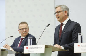 Positive Bilanz zur Steuerfahndung zogen Finanzminister Magnus Brunner und Alfred Hacker, Vorstand des Amts für Betrugsbekämpfung. Im vergangenen Jahr konnten durch gezielte Steuerfahndung zahlreiche Erfolge erzielt werden. Foto: BKA/Aigner