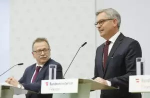 Positive Bilanz zur Steuerfahndung zogen Finanzminister Magnus Brunner und Alfred Hacker, Vorstand des Amts für Betrugsbekämpfung. Im vergangenen Jahr konnten durch gezielte Steuerfahndung zahlreiche Erfolge erzielt werden. Foto: BKA/Aigner