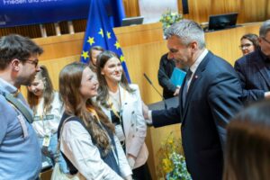 Bundeskanzler Karl Nehammer im Gespräch mit Jugendlichen beim Festakt zum Europatag im Parlament. Foto: BKA/Andy Wenzl