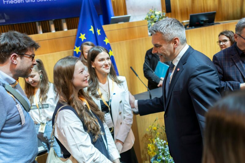 Bundeskanzler Karl Nehammer im Gespräch mit Jugendlichen beim Festakt zum Europatag im Parlament. Foto: BKA/Andy Wenzl