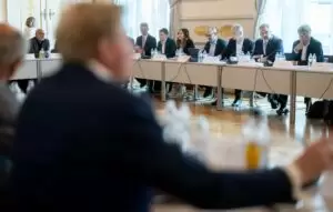 Die Bundesregierung lud Vertreter ehrenamtlicher und gemeinnütziger Organisationen zu einem Gipfel. Im Bild Bundeskanzler Karl Nehammer (2.v.r.), Vizekanzler Werner Kogler (r.) und Staatssekretärin Claudia Plakolm (4.v.r.). Foto: Wenzel/ BKA