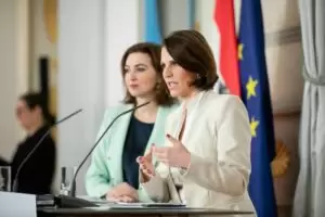 Verfassungsministerin Karoline Edtstadler macht Druck und Tempo für Reformen im Justizbereich und spricht sich unter anderem für ein Zitierverbot aus Ermittlungsakten aus. Justizministerin Alma Zadic (l.) bremst. Foto: BKA/Valentin Brauneis