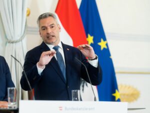 Die Inflation ist hoch und hartnäckig, die Bundesregierung verabschiedet ein Paket gegen die Teuerung: Bundeskanzler Karl Nehammer. Foto: Bka/Christopher Dunker