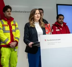 Jugendstaatssekretärin zeigt sich erfreut über das neue Pflegemodell für den Zivildienst. Foto: BKA/Arno Melicharek