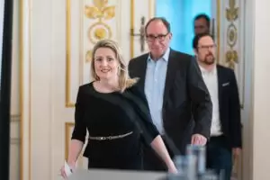 Ein Paket an neuen Leistungen für Familien, insbesondere für alleinerziehende Mütter und Väter, präsentierten Familienministerin Susanne Raab und Sozialminister Johannes Rauch. Der Beschluss erfolgte im Ministerrat. Foto: Bka/Florian Schrötter