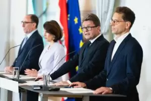 Bundesministerin Karoline Edtstadler (3.v.r.), Bundesminister Johannes Rauch (4.v.r.), Bundesminister Martin Polaschek (2.v.r.) und der Präsident der Österreichischen Gesellschaft für Soziologie Alexander Bogner (r.) nahmen an einer Pressekonferenz zum Thema COVID-19-Aufarbeitungsprozess teil. Foto: Florian Schrötter