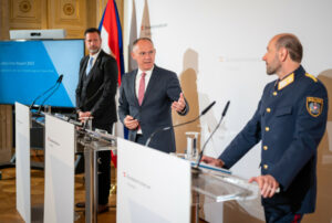 Innenminister Gerhard Karner spricht sich angesichts der zugenommenen Internetkriminalität für schärfere Gesetze beim Online-Kindesmissbrauch aus. Foto: BMI/Jürgen Makowecz
