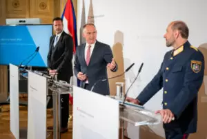Innenminister Gerhard Karner spricht sich angesichts der zugenommenen Internetkriminalität für schärfere Gesetze beim Online-Kindesmissbrauch aus. Foto: BMI/Jürgen Makowecz