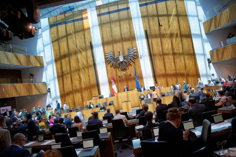 Die Regierungsparteien, Volkspartei und Grüne, beschlossen in einer Sondersitzung des Nationalrats am 1. Juni weitere Maßnahmen für den Klimaschutz, die Leitbetriebe und für Familien - trotz der Blockade-Haltung der Opposition. Foto: Parlament: Tobias Topf