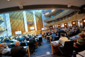 Voll besetzter Plenarsaal beim Parlamentarischen Forum zu Künstlicher Intelligenz. Foto: Thomas Topf