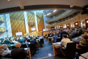Voll besetzter Plenarsaal beim Parlamentarischen Forum zu Künstlicher Intelligenz. Foto: Thomas Topf