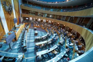 Im Zuge des Parlamentarischen Forums zu KI und deren Auswirkungen auf die Demokratie diskutierten Vertreter der parlamentarischen Fraktionen über die Implikationen. Für die ÖVP dabei: Eva Maria Himmelbauer. Foto: Parlamentsdirektion/Thomas Topf