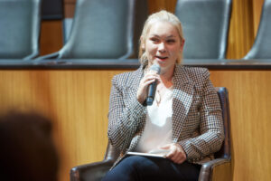 "Es gilt, die Chancen zu nützen, aber auch die Gefahren und Risiken abzuwägen, um diese Technologie sinnhaft begleiten zu können", sagt die ÖVP Digitalisierungssprecherin Eva-Maria Himmelbauer zu KI und ChatGPT. Foto: Parlamentsdirektion/Thomas Topf