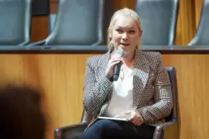 "Es gilt, die Chancen zu nützen, aber auch die Gefahren und Risiken abzuwägen, um diese Technologie sinnhaft begleiten zu können", sagt die ÖVP Digitalisierungssprecherin Eva-Maria Himmelbauer zu KI und ChatGPT. Foto: Parlamentsdirektion/Thomas Topf