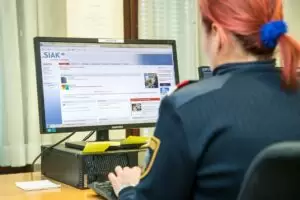 Ermittlungen im Internet: Sicherheitsbehörden recherchieren im Netz, um Extremismus und demokratiegefährdende Inhalte früh zu erkennen. Foto (Symbolbild): BMI/Gerd Pachauer