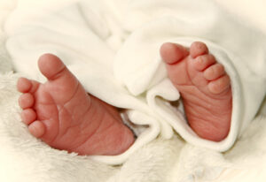 Neue Zentren sollen den Mangel an Kinderärzten beheben. Foto: Helenesouza/pixelio.de