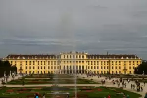 Österreich wird stark besucht (Bild: Schloss Schönbrunn, Wien), die Österreicher verreisen wieder mehr: Die Dynamik des Tourismus stärkt die Wirtschaft, ergibt der Quartalsbericht der Statistik Austria. Foto: Wolfgang Dirscherl, pixelio.de
